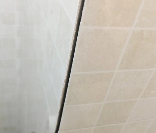 珙县瓷砖空鼓维修公司分享阳台瓷砖脱落的修复过程可以分为以下几个步骤