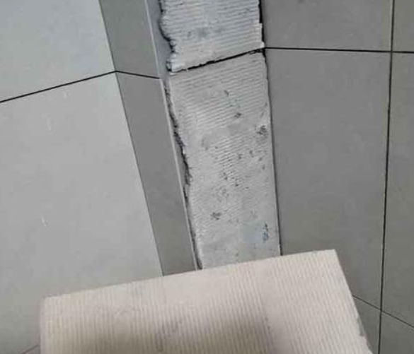 珙县瓷砖空鼓维修公司分享下厨房瓷砖脱落的补救措施。